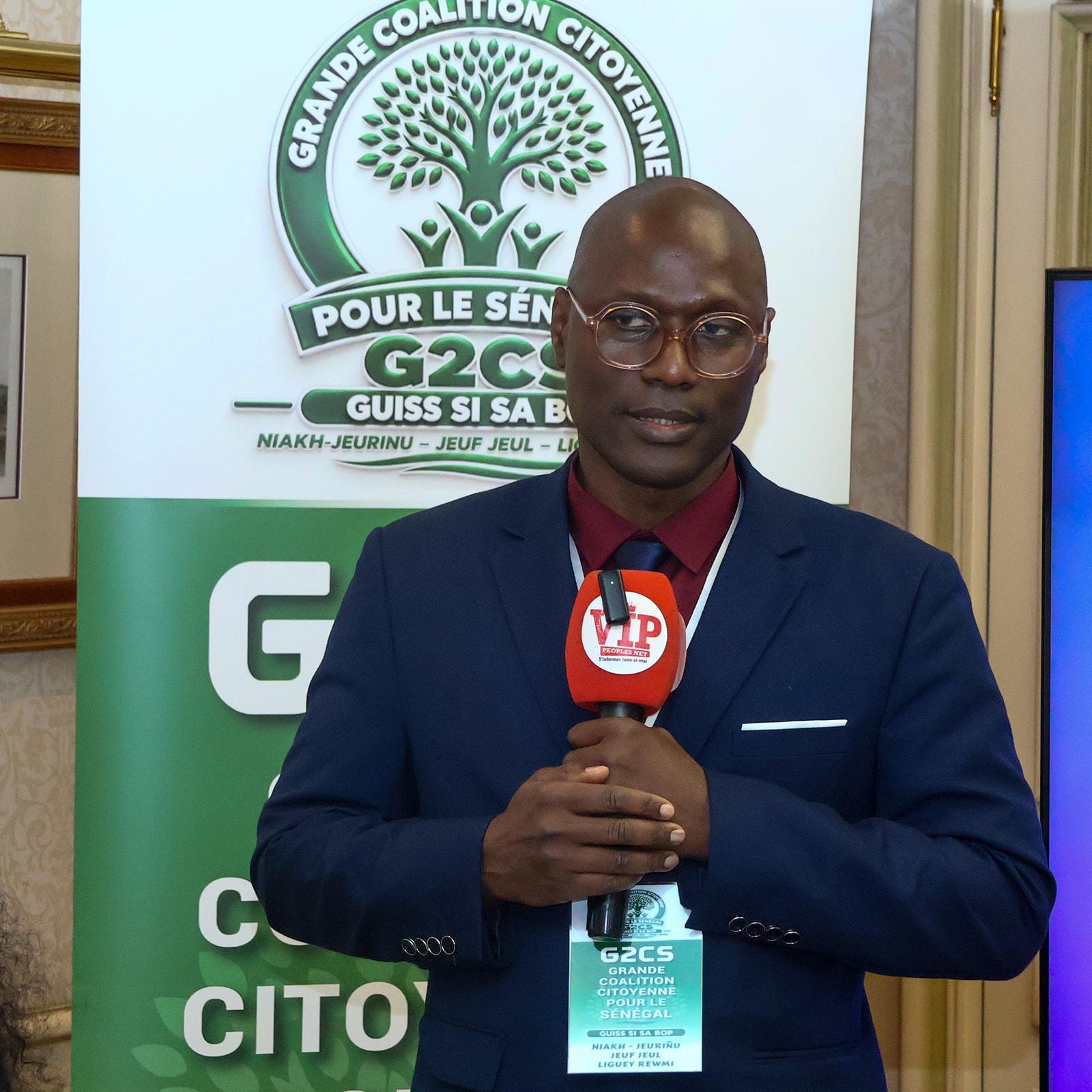 Intervention devant le kakémono de la Grande Coalition Citoyenne pour le Sénégal